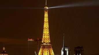 Cháy tại tháp Eiffel, khoảng 1.200 du khách được sơ tán