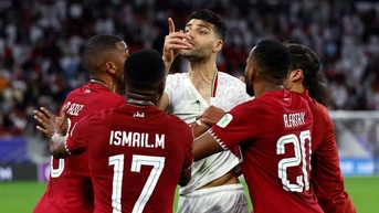 Cầu thủ đội tuyển Iran 'gây chiến' với CĐV Qatar sau trận thua