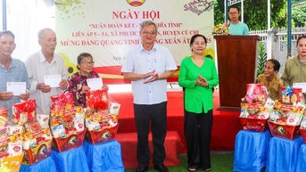호치민시 인민위원회 의장 응우옌 티 레가 "봄의 연대" 축제에 참석했습니다.