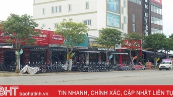 Biến vỉa hè thành “sân nhà” tại đường trung tâm thị trấn Đức Thọ