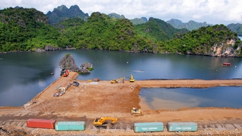 Toàn cảnh dự án khu đô thị đổ đất quây núi đá thành 'hòn non bộ' ở vịnh Hạ Long