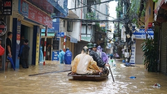 Mất điện, ngập sâu, hàng trăm dân ngoài đê di tản