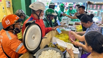 Shipper 'vây kín' quán chay TP.HCM, quán bán gấp 3