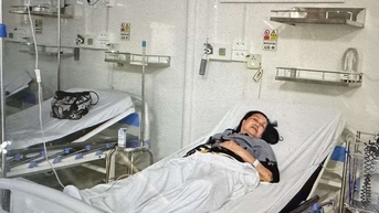 인민예술가 김 끄엉이 병원에 입원하면서 하노이에서의 "두리안 잎사귀" 공연은 미완성으로 남게 되었습니다.