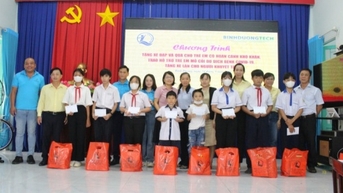 Tặng quà cho trẻ em có hoàn cảnh khó khăn và người khuyết tật