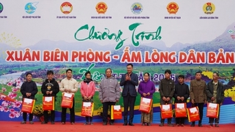 “រដូវផ្ការីកព្រំដែន - ផ្តល់ភាពកក់ក្តៅដល់ចិត្តអ្នកភូមិ” នៅខេត្ត Quang Binh៖ ស្ពានតភ្ជាប់ទំនាក់ទំនងយោធា និងសាមគ្គីភាពស៊ីវិលនៅព្រំដែន