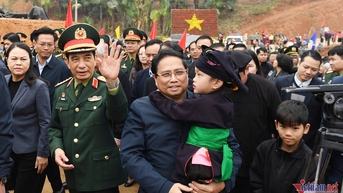 Thủ tướng Phạm Minh Chính cắt băng khánh thành khu tái định cư Làng Nủ