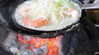 빈딘을 방문하여 점프 새우가 가득한 미캉 팬케이크를 맛보세요