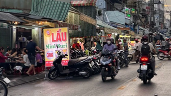Người dân TP.HCM thắt chặt hầu bao, bớt ăn quán 'sang chảnh' để dành sắm tết