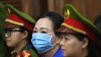 Trương Mỹ Lan tại tòa và cảnh người dân bỏ xe, không thổi cồn