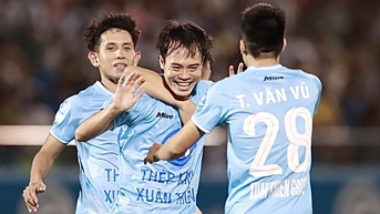 Văn Toàn ghi bàn đầu cho Nam Định