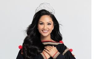 កញ្ញា H'Hen Niê គឺជាឯកអគ្គរដ្ឋទូតនៃកម្មវិធី 'ចែករំលែកជាមួយគ្រូ' រដូវកាលទី 10