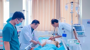 Báo động đỏ toàn bệnh viện, cứu bệnh nhân bị dao đâm thấu tim