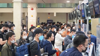 Khách rơi vào 'thế kẹt' khi chuyến bay Tết liên tục đổi giờ