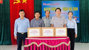 Báo Tuổi Trẻ chuyển tặng hơn 1.000 quyển sách cho học sinh ở Hà Tĩnh