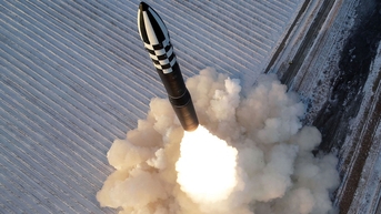 Ông Kim Jong-un ra tuyên bố sau khi Triều Tiên phóng ICBM