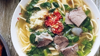 쓰촨 국수, 샤오롱바오, 두유를 곁들인 튀긴 반죽 스틱 등 중국식 아침 식사를 맛보세요.