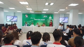 ផ្លាស់ប្តូរ "រឿងរ៉ាវអាជីពនៅពីក្រោយពាក្យ"