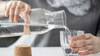 Vì sao người bệnh thận không nên uống quá nhiều nước?