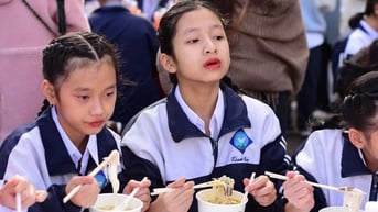 Ngày của phở mang 'Phở yêu thương' đến với Làng Nủ