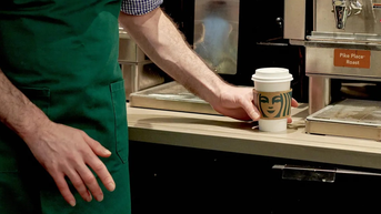Starbucks tê liệt, phải dùng giấy, bút chấm công