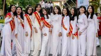 Áo dài đẹp, thướt tha trong sân trường nhưng mặc sao cho tiện lợi