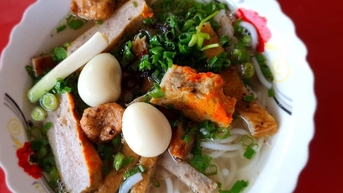 ភោជនីយដ្ឋាន​គុយទាវ​នំ​ត្រី​ដ៏​ល្បីល្បាញ​ដែល​អ្នក​គួរ​សាកល្បង​នៅ Phan Thiet