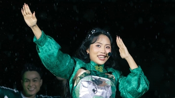 Phuong My Chi가 베트남 학교 투어에서 처음으로 록을 부릅니다. 날아다니는 황새들의 우주