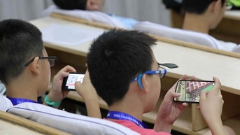 Học sinh sử dụng điện thoại di động khi đến lớp: Lợi bất cập hại
