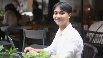 បុរស​រូប​នេះ​បាន​បញ្ចប់​ការ​សិក្សា​ជា​សាស្ត្រាចារ្យ​នៃ​សាកលវិទ្យាល័យ​វិទ្យាសាស្ត្រ និង​បច្ចេកវិទ្យា​ហាណូយ
