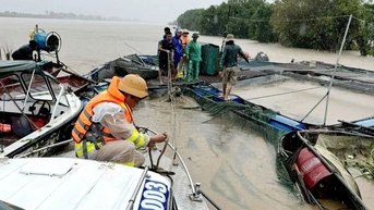 បានជួយសង្គ្រោះគ្រួសារមួយមានគ្នា 3 នាក់នៅលើក្បូនត្រីដែលរសាត់តាមដងទន្លេក្រហម