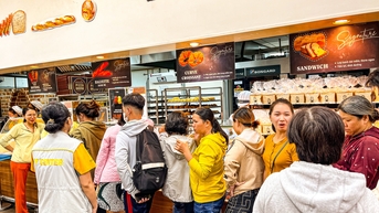 Hết bánh đồng xu tới bánh custard, khách xếp hàng, 'giành giật' mua bằng được