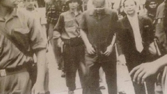 Duong Van Minh를 호위하는 군인들의 역사적인 순간