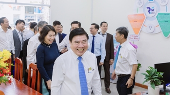 응우옌 탄 퐁 씨는 사이공 대학교 연구소 과학 위원회 위원장입니다.