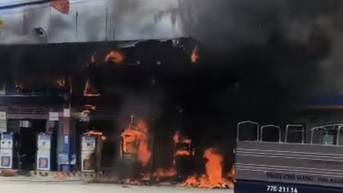 ឆេះ​ស្ថានីយ​ប្រេង​សាំង​បូម​២​គ្រឿង​និង​ម៉ូតូ​ឆេះ​អស់