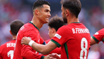 Lý do bất ngờ khiến Ronaldo nhường quyền ghi bàn cho Bruno Fernandes