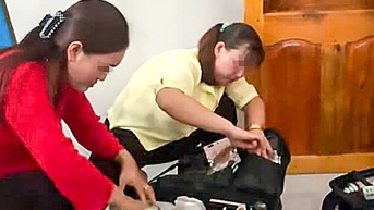 នារី​តុបតែង​ខ្លួន​ពីរ​នាក់​មាន​វ៉ាលី​របស់​ពួក​គេ​តាម​រក​ដោយ​គ្រួសារ​កូន​កំលោះ៖ ការ​សុំទោស​មិន​គ្រប់​គ្រាន់​ទេ។