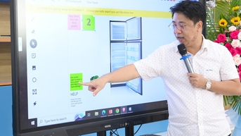 នាយកសាលាបានសុំមិនទទួលយកអំណោយនៅថ្ងៃទី 20 ខែវិច្ឆិកា ប៉ុន្តែបែរជាផ្តល់សៀវភៅកត់ត្រា និងទឹកដោះគោដល់សិស្ស។