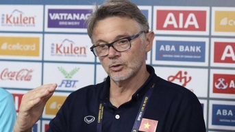 HLV Troussier sắp đối đầu nhà cầm quân từng vang danh châu Âu