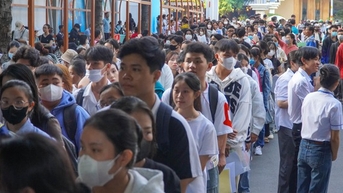 Tân sinh viên ùn ùn đến trường ĐH làm thủ tục nhập học từ 3 giờ sáng