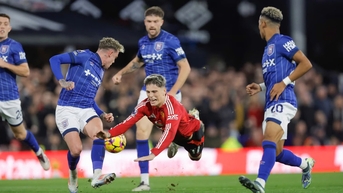 Tân HLV Amorim mang đến ‘đặc sản’ ngày ra mắt, M.U hòa vất vả Ipswich Town