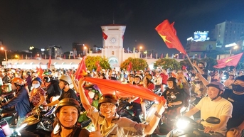 Người hâm mộ TPHCM nhuộm đỏ chợ Bến Thành, đường phố trung tâm