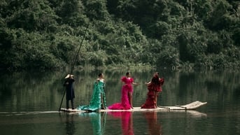 H'Hen Niê, Ngọc Châu, Xuân Hạnh đi bè đến sàn catwalk trong show Lê Thanh Hòa