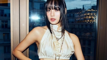 Lisa (BlackPink) mặc quần siêu ngắn dự show thời trang