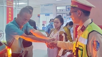 នគរបាល​ចរាចរណ៍​នាំ​ផ្លូវ​ជួយ​ស្ត្រី​មាន​ផ្ទៃពោះ​ទៅ​មន្ទីរពេទ្យ