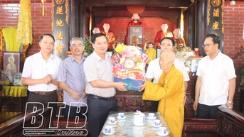 Đồng chí Nguyễn Khắc Thận, Phó Bí thư Tỉnh ủy, Chủ tịch UBND tỉnh chúc mừng các chức sắc, tăng ni, tín đồ Phật tử nhân dịp đại lễ Phật đản tại huyện Kiến Xương