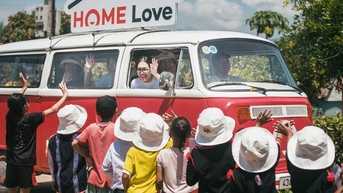 Chuyến xe Home Love mang mùa khai trường ấm áp đến học sinh Gia Lai
