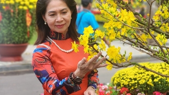 ប្រជាជនទីក្រុងហូជីមិញឆ្លៀតឱកាស "ពិនិត្យចូល" មុនពេលបើកពិធីបុណ្យផ្កានិទាឃរដូវ Tao Dan ។