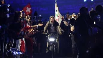Tom Cruise đưa ngọn cờ Olympic về thành phố Los Angeles