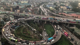 Cầu Vĩnh Tuy ùn tắc nghiêm trọng trong nhiều giờ